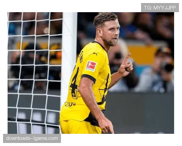 多特蒙德客场1-0力克曼联，罗伊斯助攻马伦打入制胜球